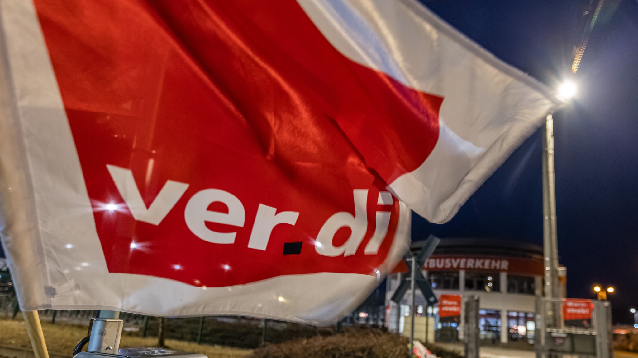 Eine Fahne von Verdi flattert bei minus 8 Grad Celsius im Wind. Die Gewerkschaft Verdi hat im Rahmen von parallel laufenden Tarifverhandlungen für Montag in fast allen Bundesländern zu Warnstreiks bei kommunalen Verkehrsunternehmen aufgerufen. (02.02.2026) | Bild: picture alliance/dpa | Frank Hammerschmidt Eine Fahne von Verdi flattert bei minus 8 Grad Celsius im Wind. Die Gewerkschaft Verdi hat im Rahmen von parallel laufenden Tarifverhandlungen für Montag in fast allen Bundesländern zu Warnstreiks bei kommunalen Verkehrsunternehmen aufgerufen. (02.02.2026)