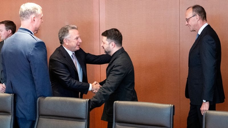 Ukraines Präsident Selenskyj (2.v.r.), begrüßt neben Kanzler Merz (CDU, r) den Sondergesandten Witkoff (2.v.l.) im Kanzleramt. | Bild: dpa-Bildfunk/Guido Bergmann Ukraines Präsident Selenskyj (2.v.r.), begrüßt neben Kanzler Merz (CDU, r) den Sondergesandten Witkoff (2.v.l.) im Kanzleramt.