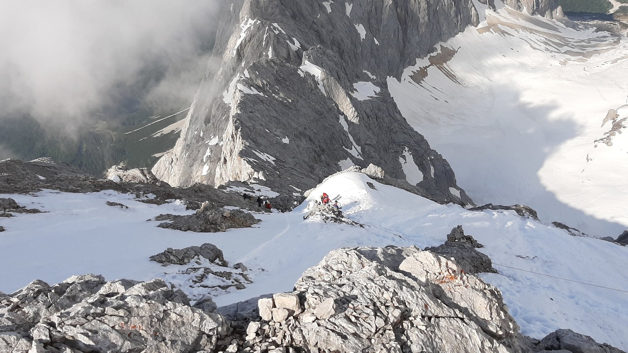 Bergsteiger bei Absturz an Zugspitze gestorben: Blick auf die Absturzstelle am Höllentalferner.