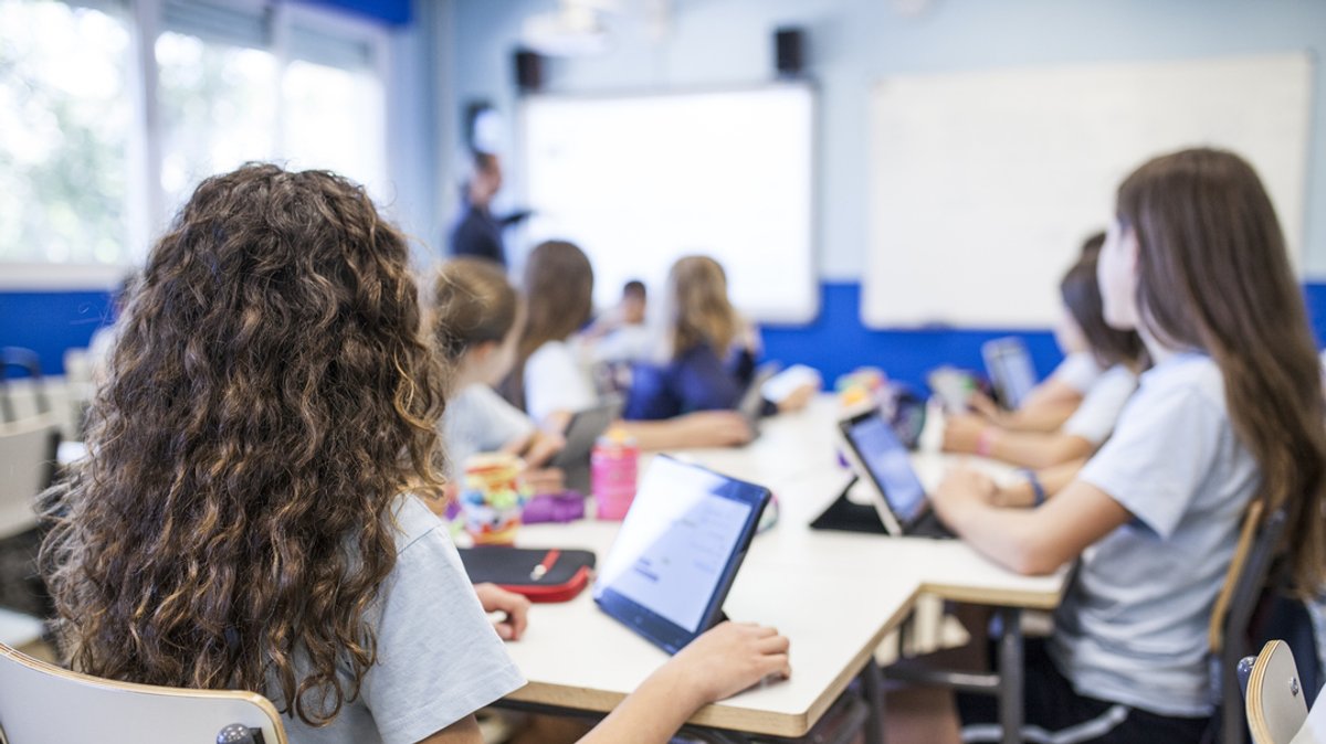 Tablets allein reichen nicht. Lehrerinnen und und Lehrer müssen für den sinnvollen Einsatz auch geschult sein.