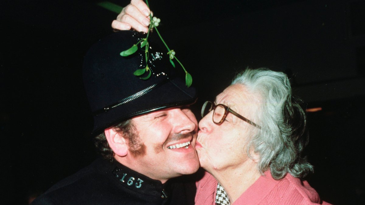 Gegen einen Mistelzweig ist in England sogar die Polizei machtlos. Und es darf so oft geküsst werden, wie Beeren am Mistelzweig sind. 