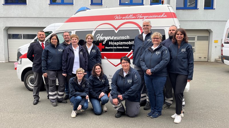 Mitarbeiter des BRK vor dem neuen "Herzenswunsch-Hospizmobil".