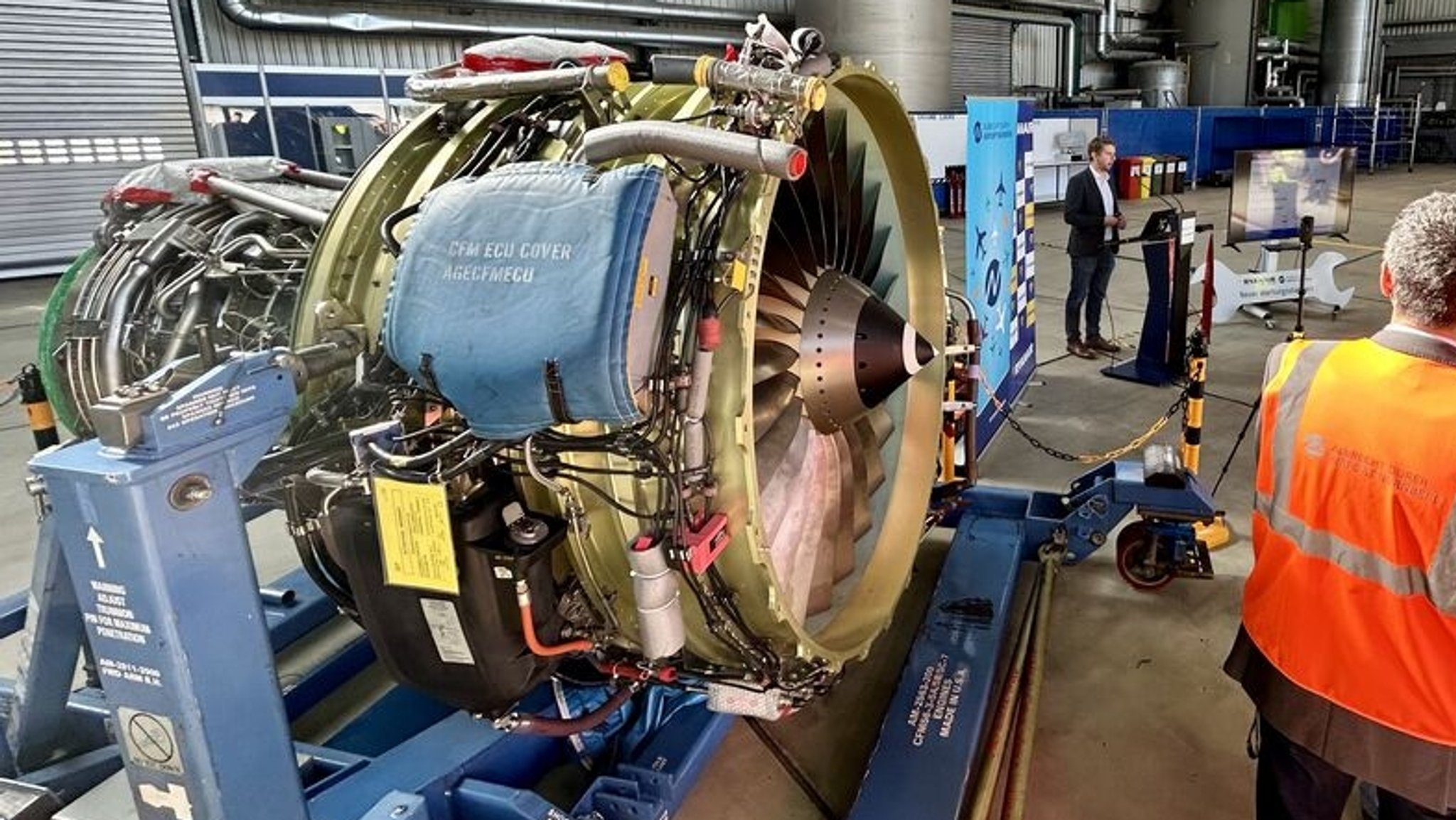 Ein Austauschtriebwerk steht bei der Eröffnungsfeier im Hangar