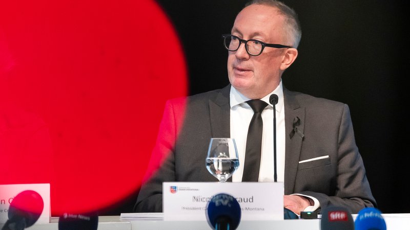 Gemeinderatspräsident Nicolas Féraud bei einer Pressekonferenz am 6.1.26 in Crans-Montana | Bild: pa/KEYSTONE/CYRIL ZINGARO Gemeinderatspräsident Nicolas Féraud bei einer Pressekonferenz am 6.1.26 in Crans-Montana