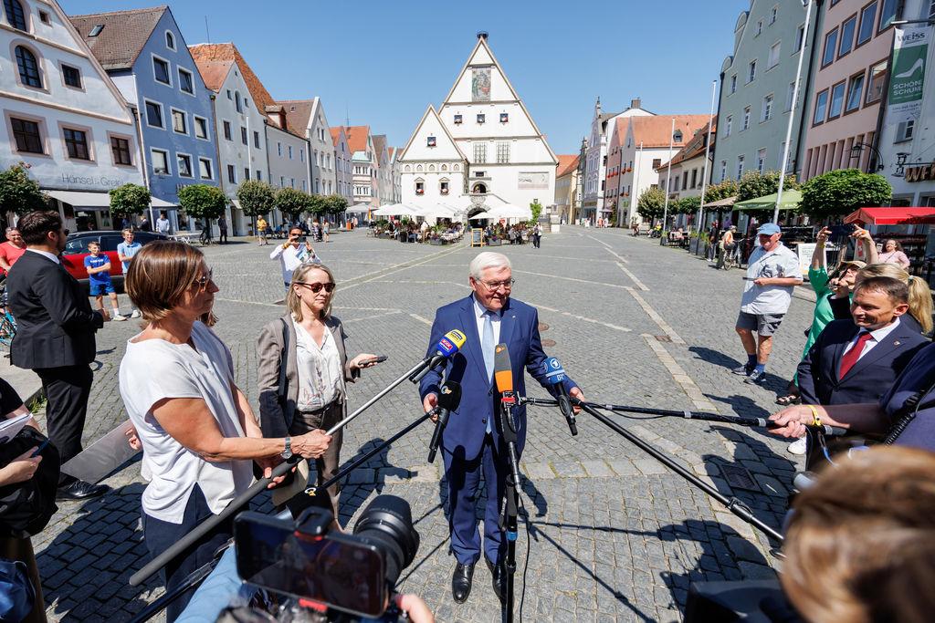 Bundespräsident Frank-Walter Steinmeier gibt bei einem Besuch in Weiden ein Interview. 