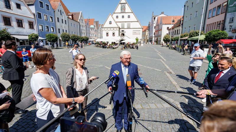 Bundespräsident Frank-Walter Steinmeier gibt bei einem Besuch in Weiden ein Interview. 