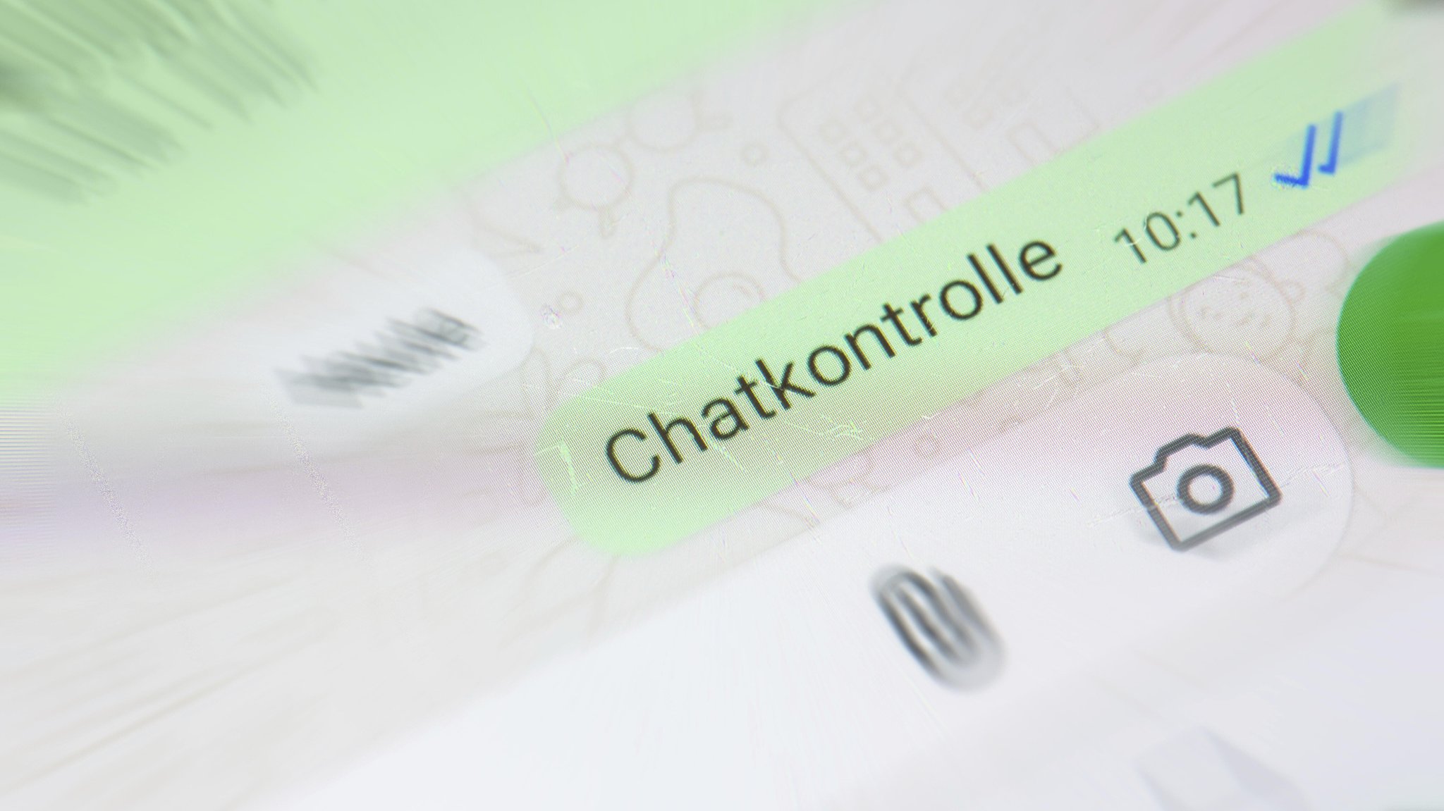 (Symbolbild) Das Wort "Chatkontrolle" im Messenger von WhatsApp. | Bild: picture alliance / imageBROKER | Udo Herrmann (Symbolbild) Das Wort "Chatkontrolle" im Messenger von WhatsApp.