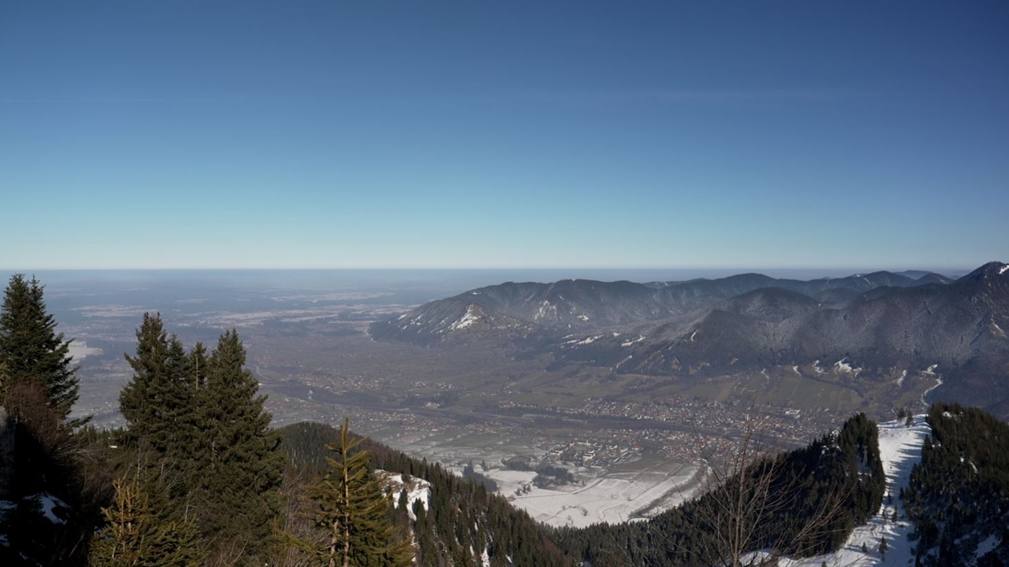 Schneefreie Berge