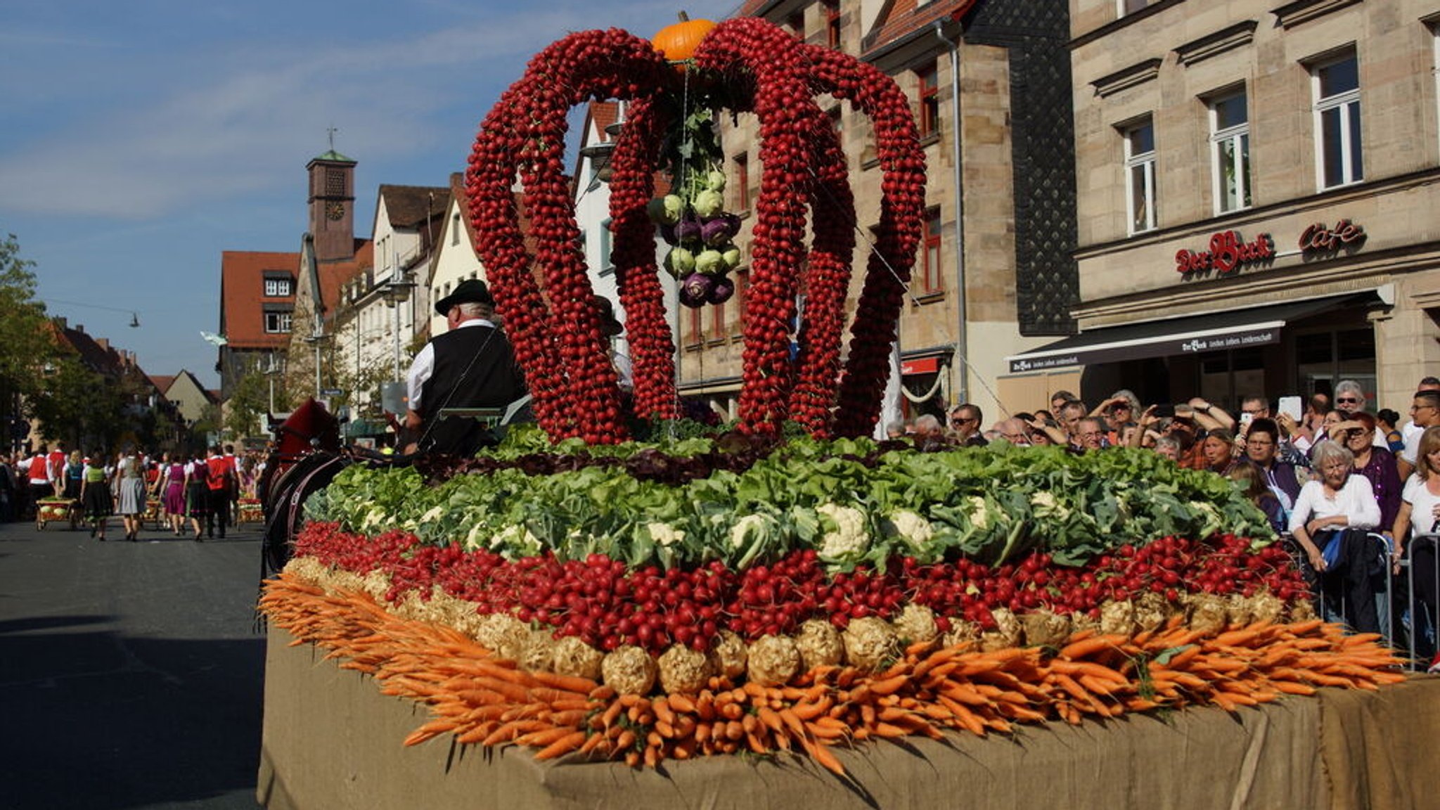 Die Erntekrone der Landjugend aus dem Knoblauchsland beim Festzug 2018