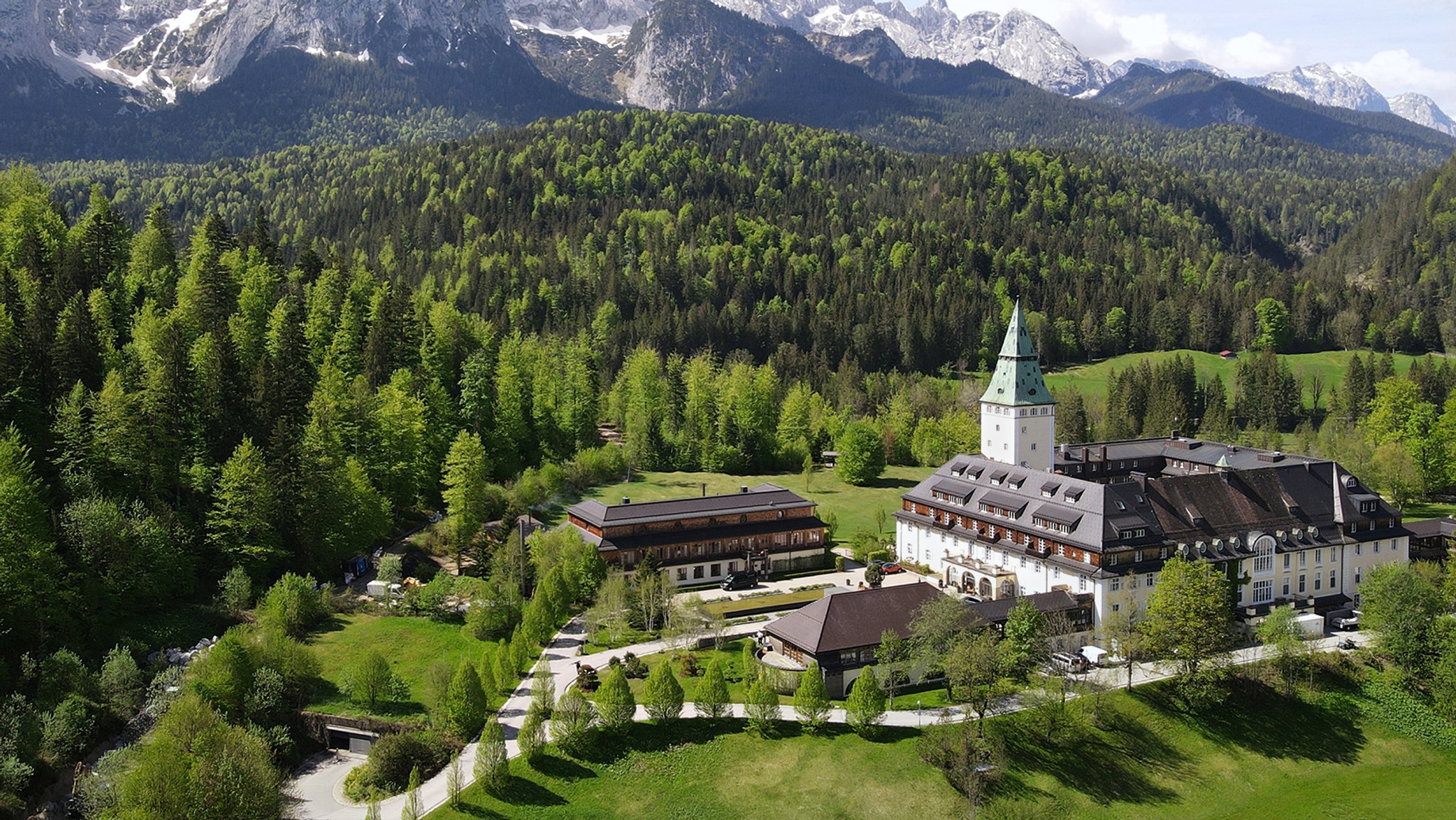 Am Sonntag beginnt der G7-Gipfel in Elmau - wieder: Schon 2015 fand das Treffen dort statt  und die Bilder gingen um die Welt. Aber bringt das mehr als einen kurzfristigen Effekt? Welche Auswirkungen hat der G7-Gipfel auf die Tourismusregion?