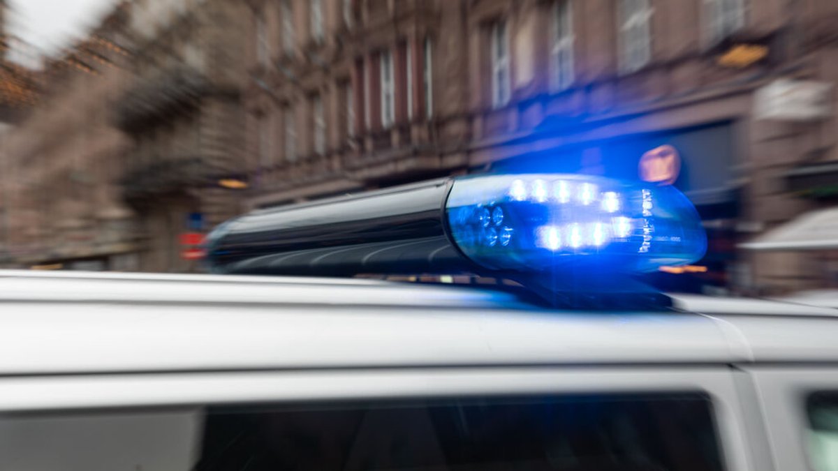 Ein Blaulicht eines Polizeiwagens leuchtet. (Symbolbild)