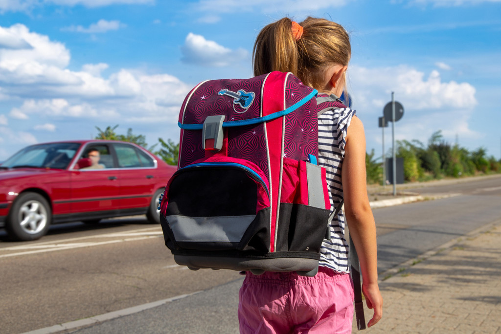 Ein Mädchen auf dem Schulweg wird von einem Autofahrer angesprochen.