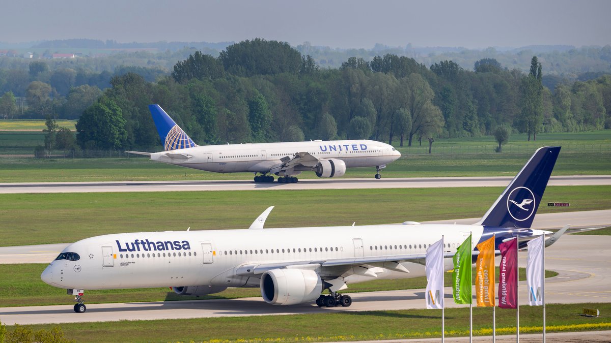 Zwei Flugzeuge am Flughafen München (Symbolbild, Foto vom Mai 2022).