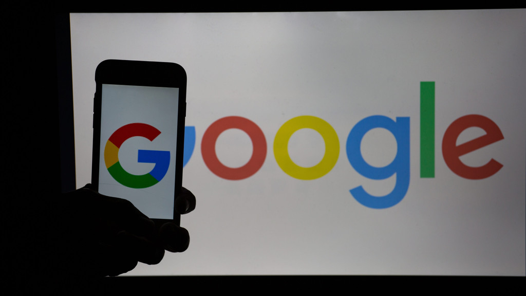 Das Google-Logo durch eine Smartphone-Kamera (Symbolbild)