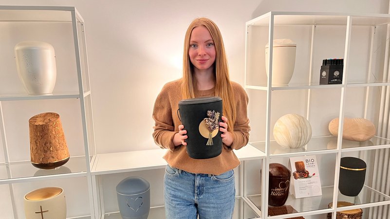 Mia Fleischer in ihrem Bestattungsinstitut in München. | Bild: BR / Sandra Demmelhuber Mia Fleischer in ihrem Bestattungsinstitut in München.