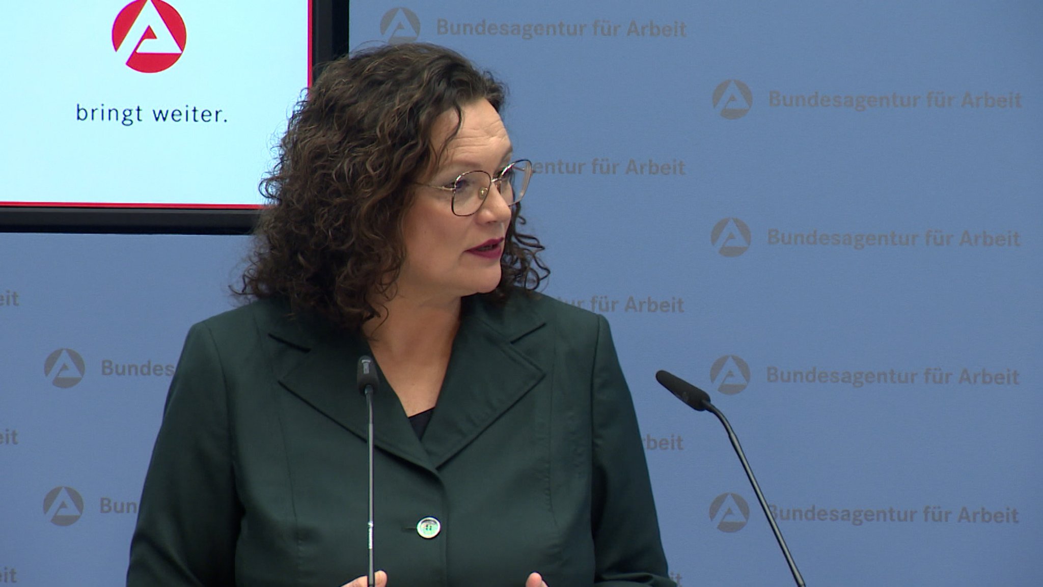 Die Vorstandsvorsitzende der Bundesagentur für Arbeit, Andrea Nahles, äußert sich bei der Vorstellung des Haushalts ihrer Behörde. | Bild: BR Die Vorstandsvorsitzende der Bundesagentur für Arbeit, Andrea Nahles, äußert sich bei der Vorstellung des Haushalts ihrer Behörde.