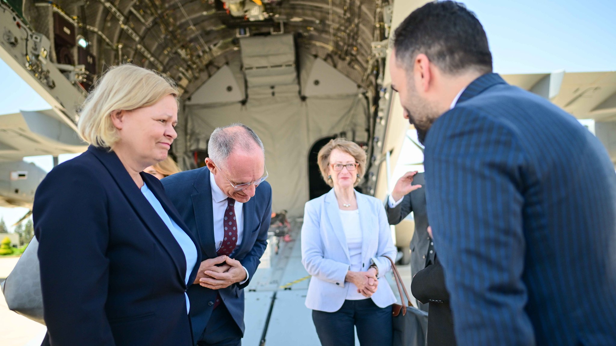 Nancy Faeser (SPD, l), geschäftsführende Innenministerin, und Gerhard Karner (ÖVP, m), Innenminister in Österreich, bei der Ankunft in Damaskus.