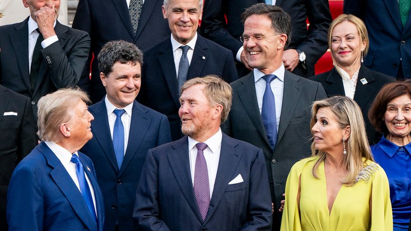 Donald Trump spricht mit Mark Rutte beim Nato-Gipfel | Bild: picture alliance / ASSOCIATED PRESS | Haiyun Jiang Donald Trump spricht mit Mark Rutte beim Nato-Gipfel