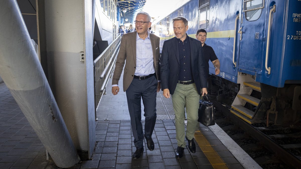 Christian Lindner (FDP), Bundesminister der Finanzen, bei der Begrüßung durch den Deutschen Botschafter Martin Jäger kurz nach seiner Ankunft auf dem Hauptbahnhof in Kiew.
