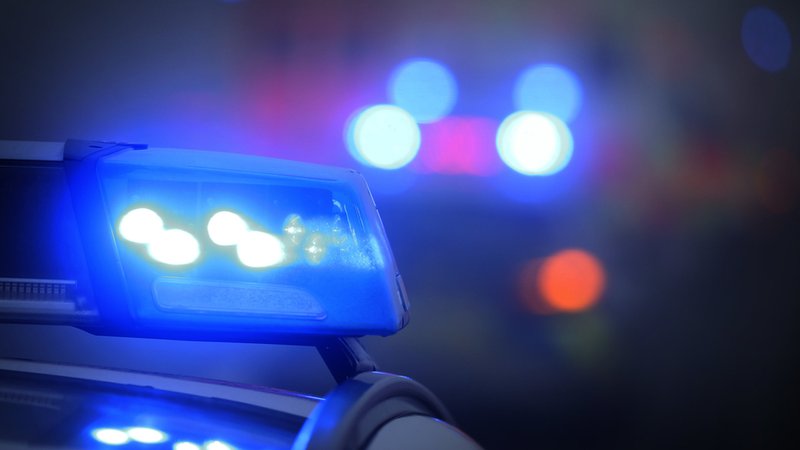 Blaulichter der Polizei leuchten in der Nacht (Symbolbild). | Bild: dpa/dpa-Bildfunk/Karl-Josef Hildenbrand Blaulichter der Polizei leuchten in der Nacht (Symbolbild).