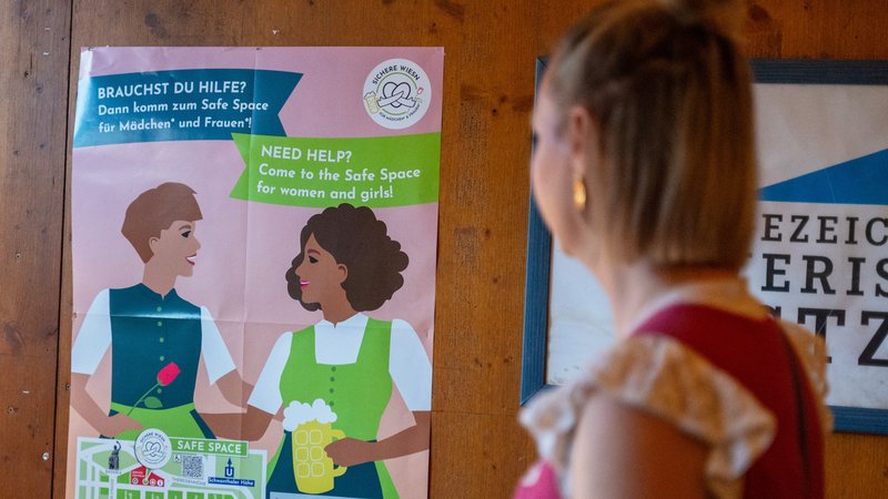 Ein Plakat mit Hinweisen zu einem Safe-Space für Mädchen und Frauen hängt in einem Festzelt auf dem Oktoberfest. | Bild: picture alliance/dpa | Leonie Asendorpf Ein Plakat mit Hinweisen zu einem Safe-Space für Mädchen und Frauen hängt in einem Festzelt auf dem Oktoberfest.