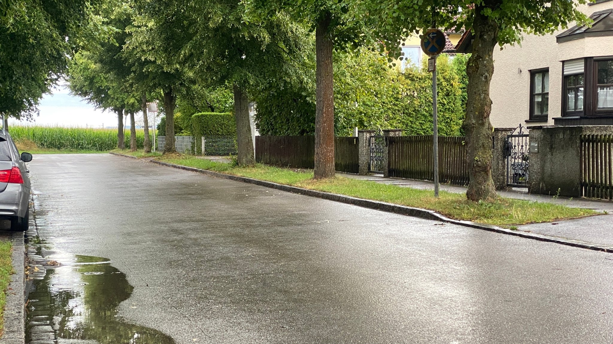 Die Hochvogelstraße in Langweid am Lech. Dort hat am 28.7.23 laut Polizei ein Mann zwei Menschen angeschossen und schwer verletzt. Zuvor hat er in ca. 500 Metern Entfernung drei Menschen erschossen.