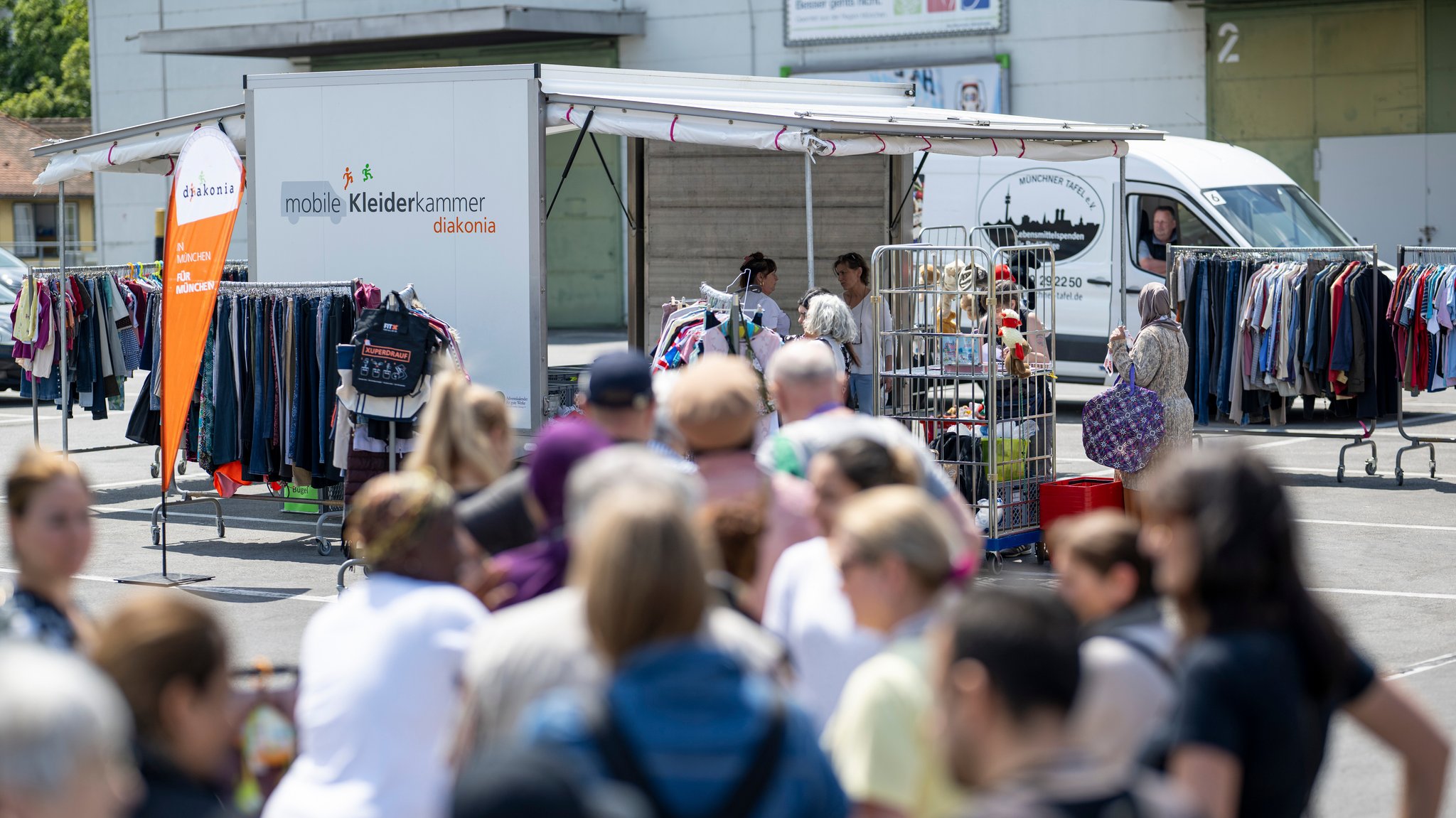 Mobile Kleiderkammern: Die diakonia betreibt sie an zahlreichen Standorten in München, vor allem in Kooperation mit Kirchengemeinden und der Münchner Tafel. | Bild: diakonia GmbH Mobile Kleiderkammern: Die diakonia betreibt sie an zahlreichen Standorten in München, vor allem in Kooperation mit Kirchengemeinden und der Münchner Tafel.