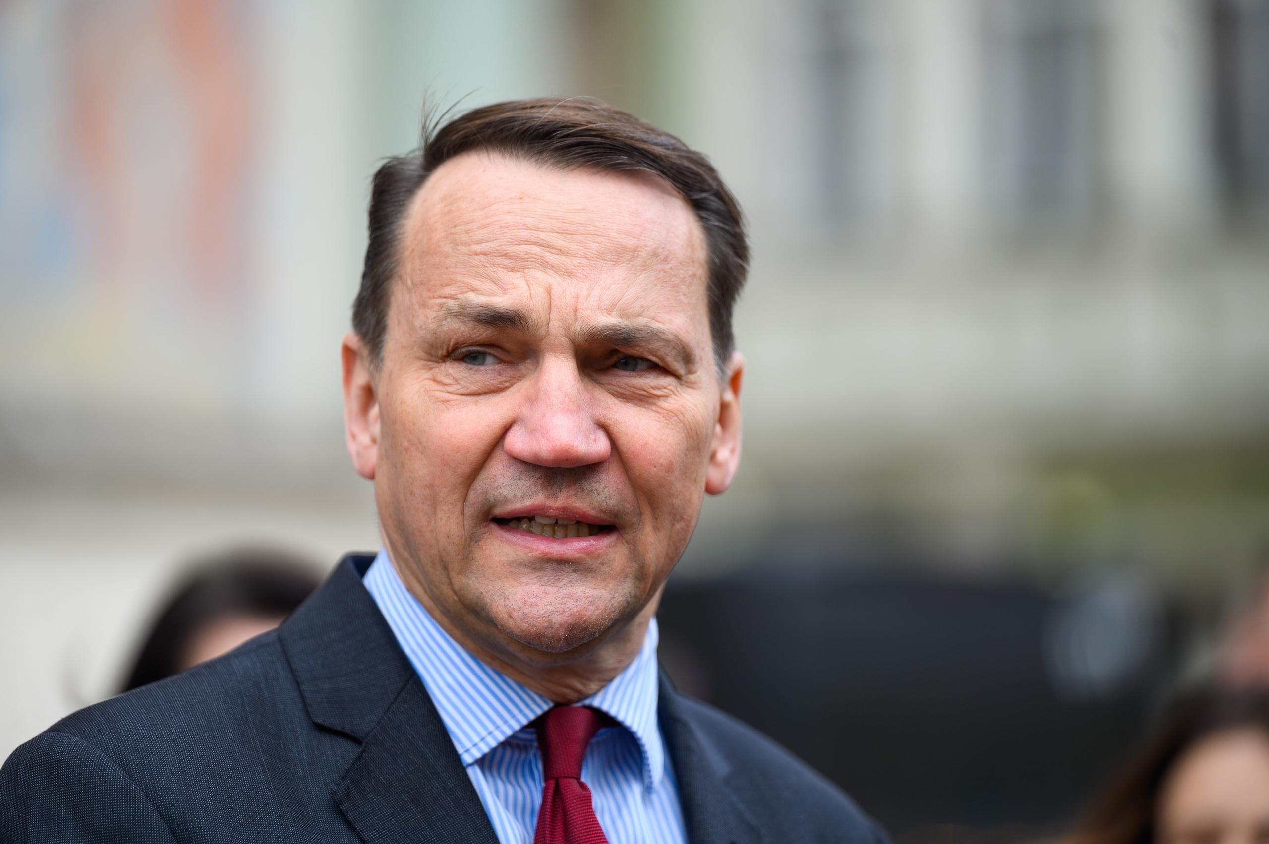 Polens Außenminister Sikorski setzt darauf, dass Bundeskanzler Scholz doch Taurus-Marschflugkörper an die Ukraine liefert. 