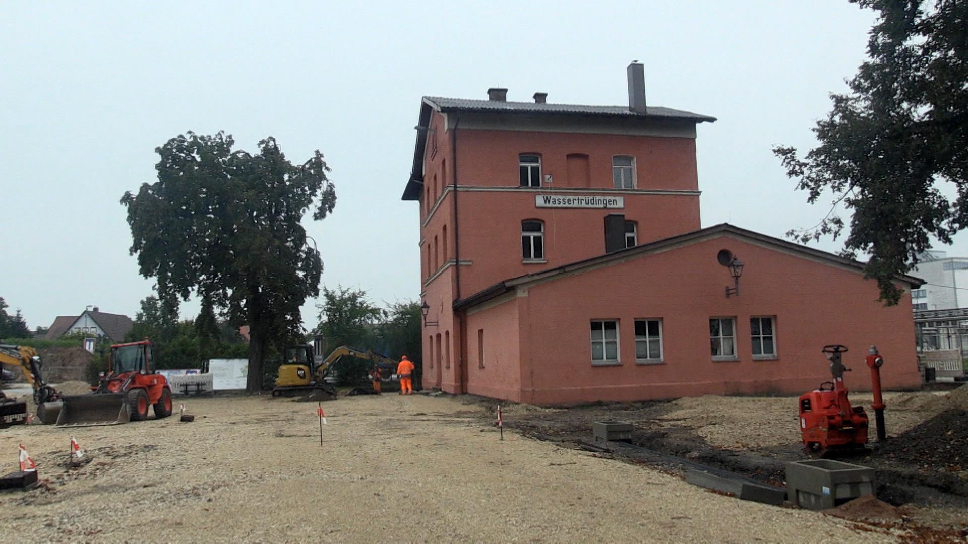Der Bahnhof in Wassertrüdingen mit einer Baustelle nebendran.