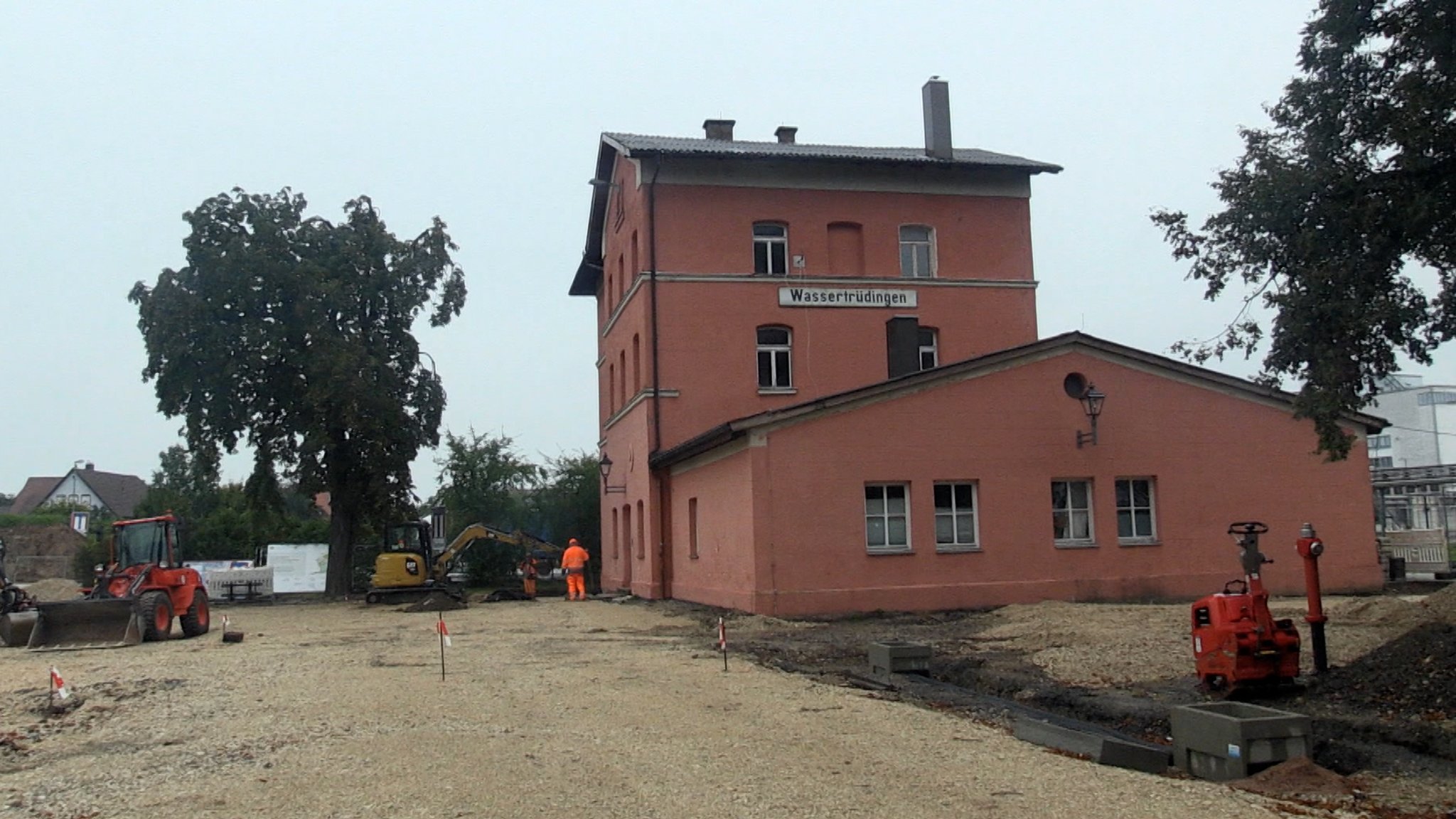 Der Bahnhof in Wassertrüdingen mit einer Baustelle nebendran.