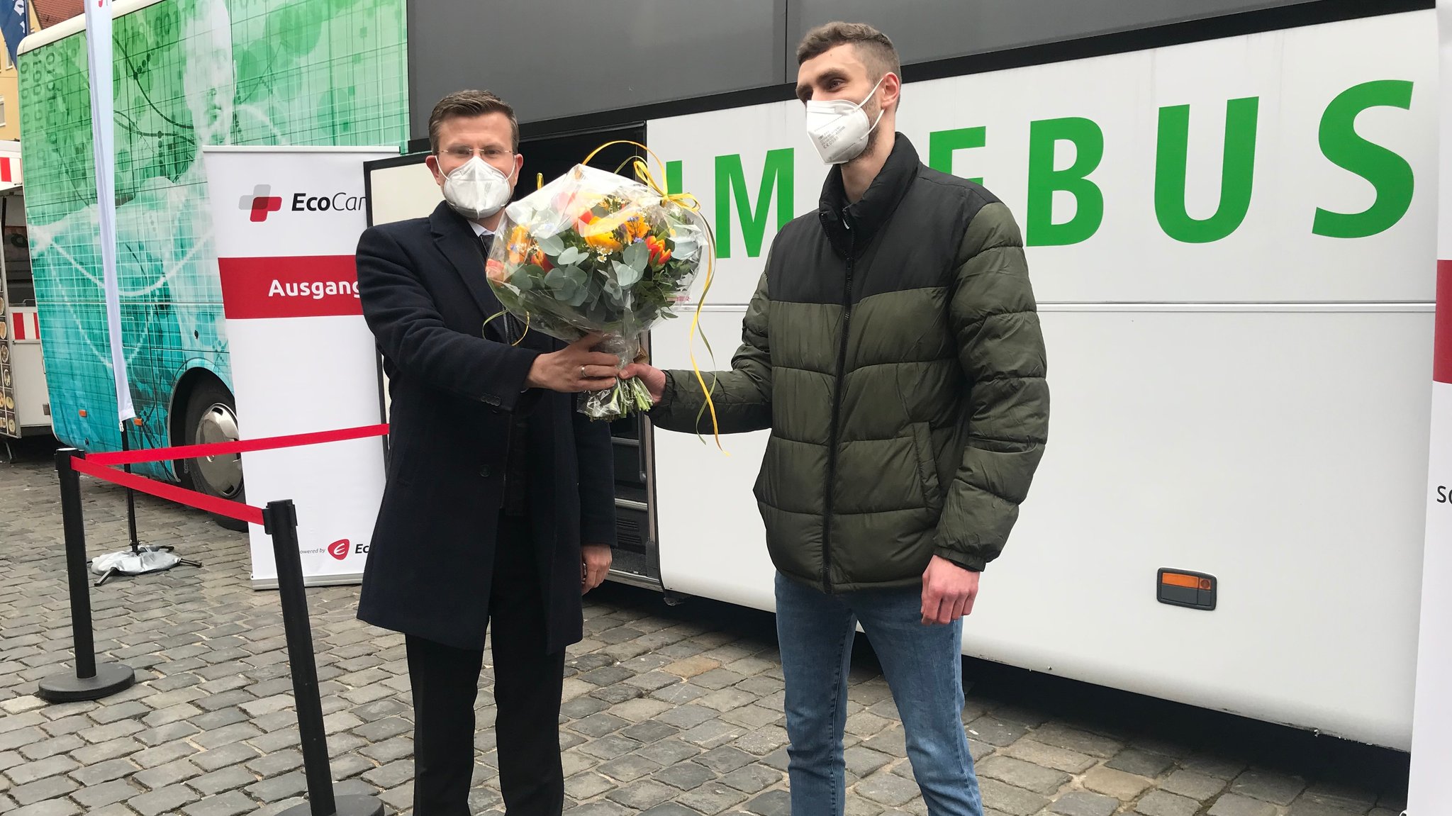 Nürnbergs Oberbürgermeister Marcus König (CSU, links) und Impfling Felix Rost.