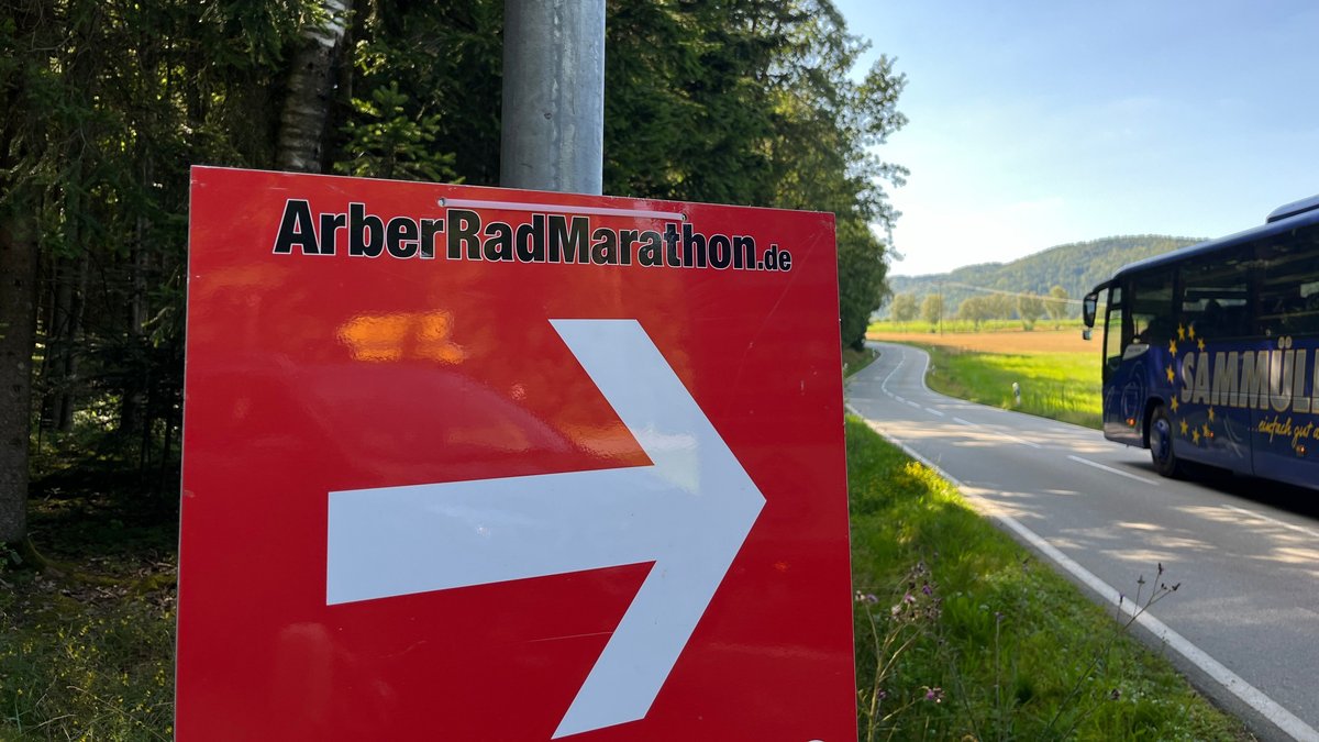 Wegweiser an der Strecke des Arber-Radmarathons - und der "Besen-Bus"