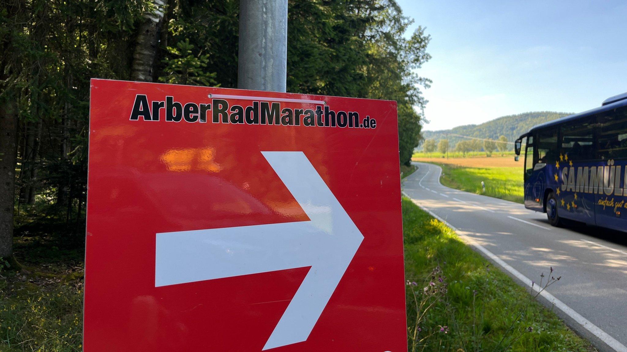 Wegweiser an der Strecke des Arber-Radmarathons - und der "Besen-Bus"