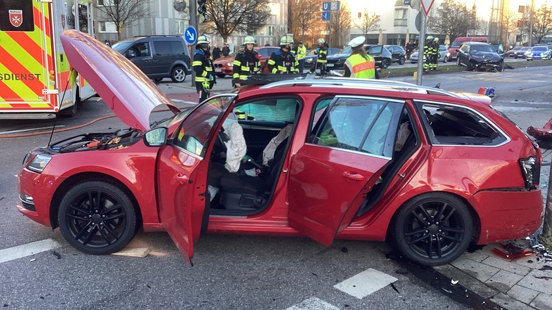 Nach dem tödlichen Unfall am Montagnachmittag in Berg am Laim hat die Münchner Polizei weitere Erkenntnisse veröffentlicht. | Bild: Feuerwehr München Nach dem tödlichen Unfall am Montagnachmittag in Berg am Laim hat die Münchner Polizei weitere Erkenntnisse veröffentlicht.