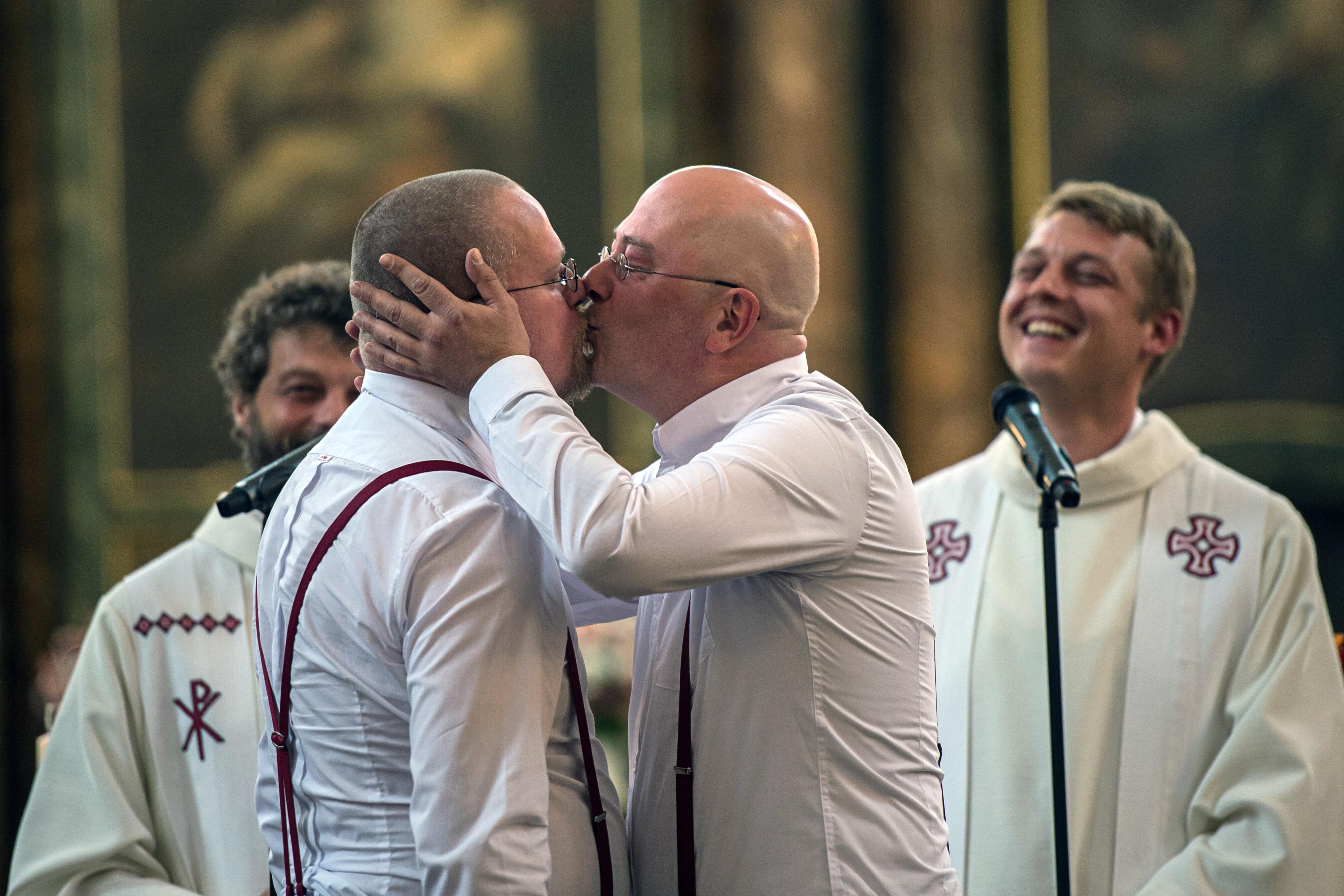 (Archivbild): Ein schwules Ehepaar in einer Kirche. 