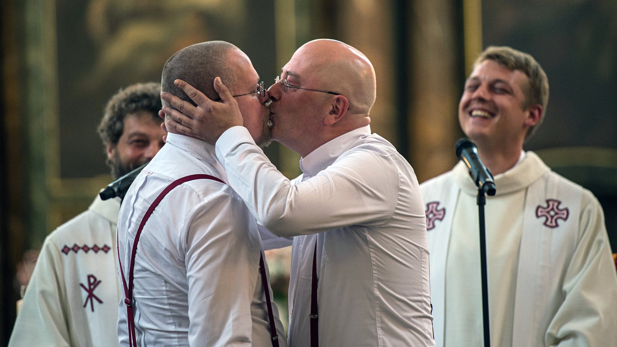 Erster deutscher Kardinal erlaubt Segnung queerer Paare