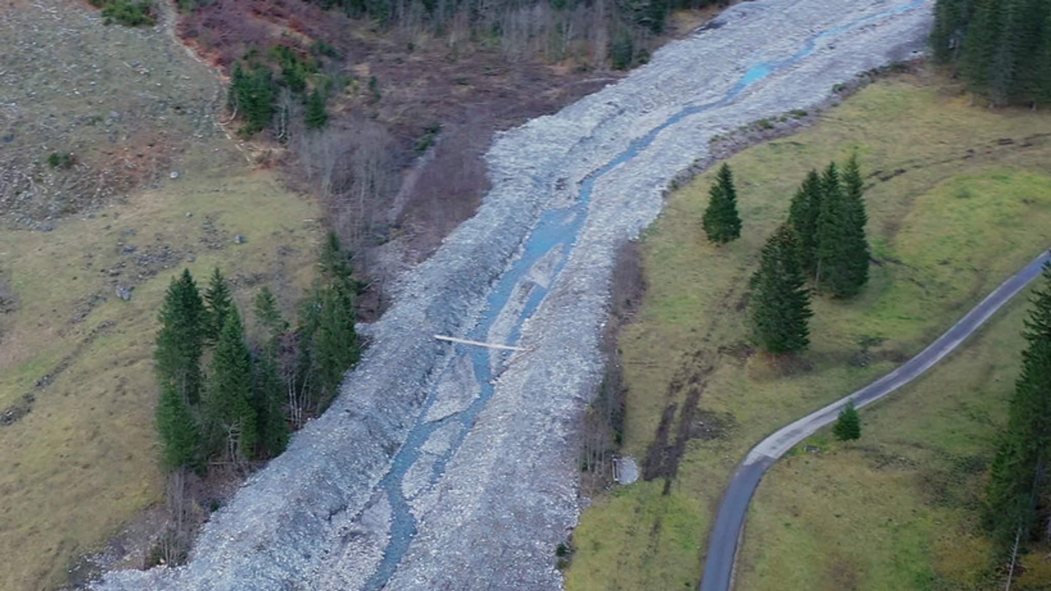 Blick von oben auf den begradigten und vertieften Rappenalpbach in den Allgäuer Hochalpen