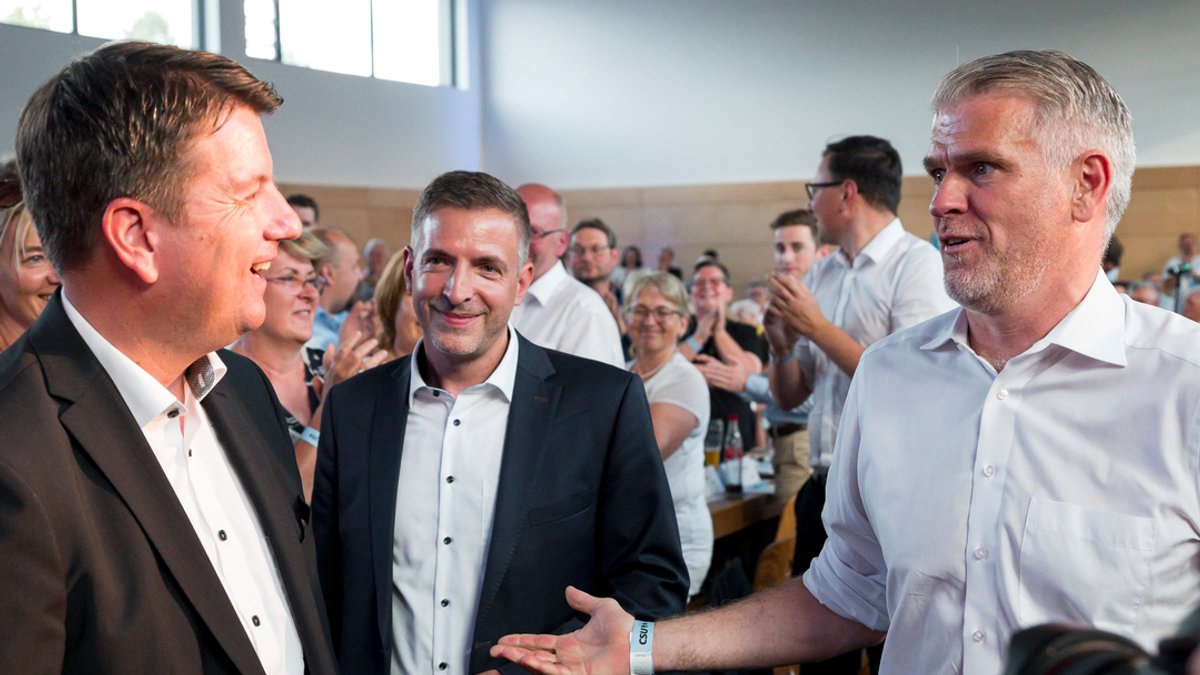 Der unterlegene Sandro Kirchner (l, CSU) gratuliert Steffen Vogel (r, CSU) nach der gewonnenen Wahl zum Bezirksvorsitzenden.
