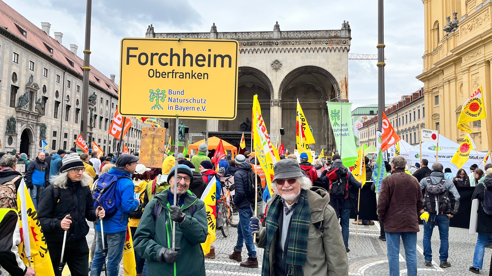 Teilnehmerinnen und Teilnehmer beim "AKW-Abschaltfest" in München. Hier eine Gruppe aus Oberfranken.