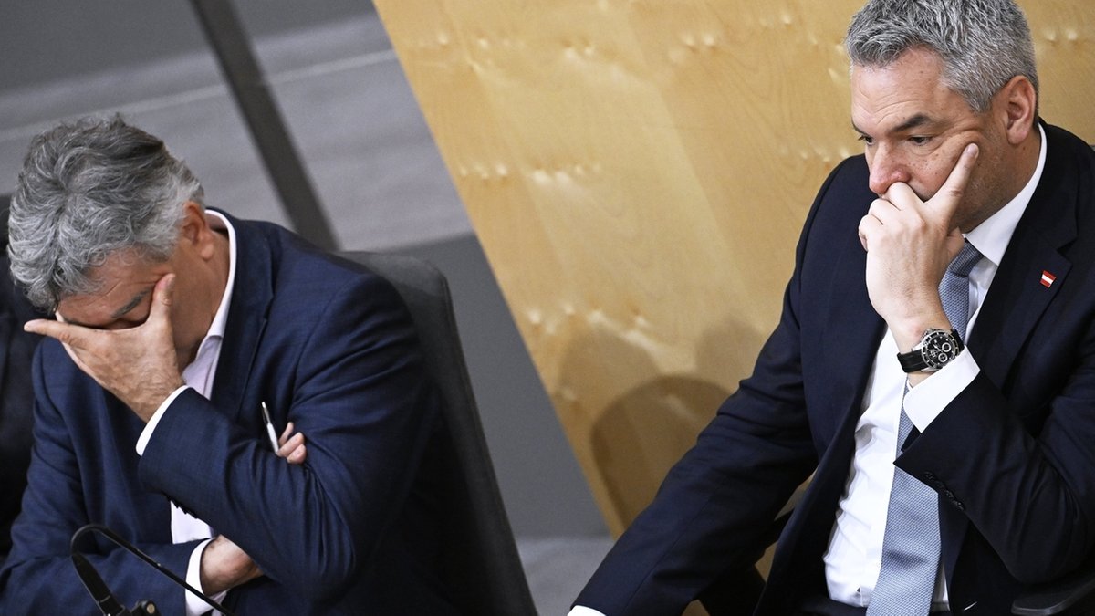 Der österreichische Bundeskanzler Karl Nehammer von der ÖVP (r.) und Vizekanzler Werner Kogler Anfang November bei einer Sondersitzung des Nationalrates zur ÖVP-Korruptionsaffäre