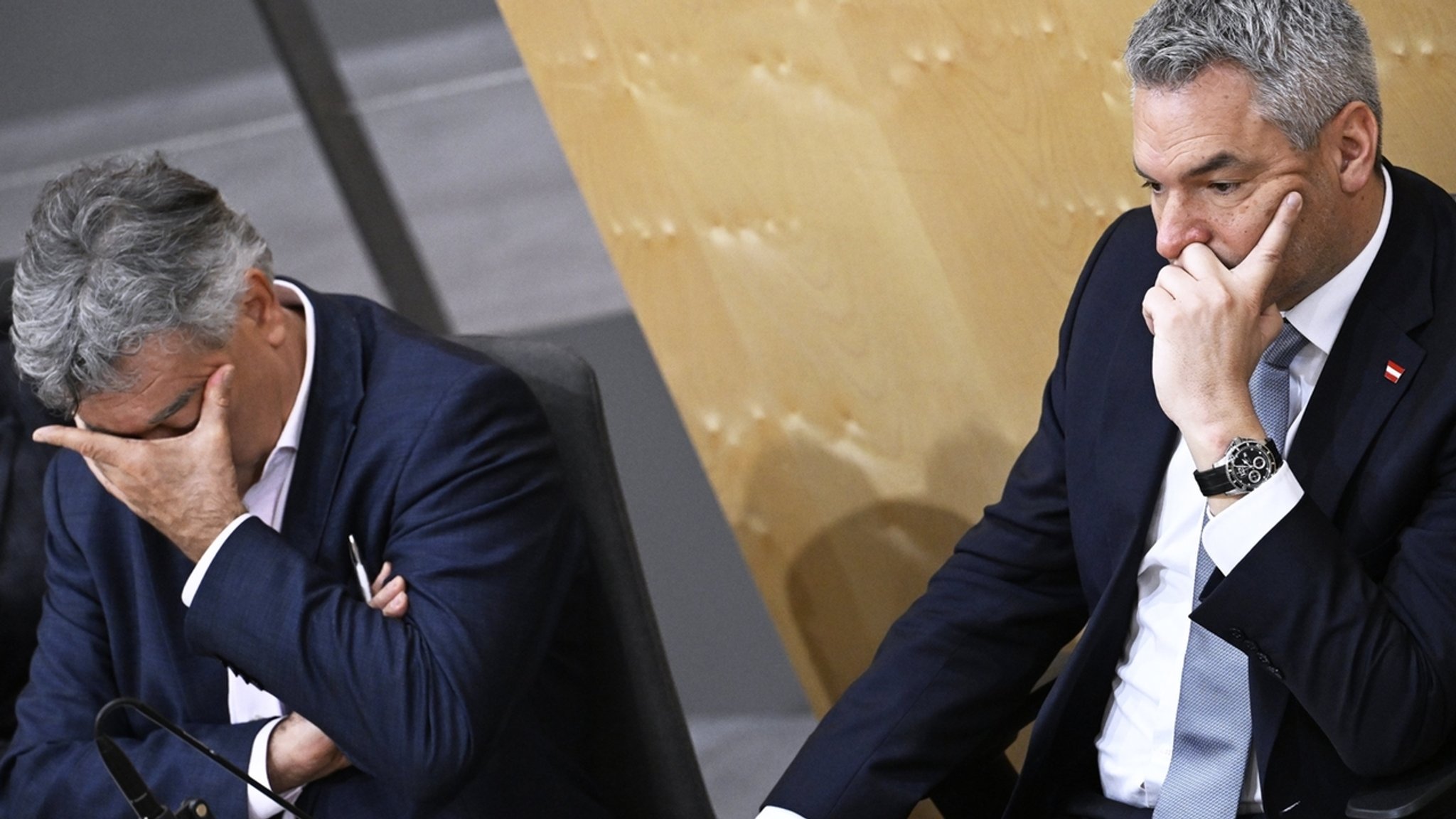 Der österreichische Bundeskanzler Karl Nehammer von der ÖVP (r.) und Vizekanzler Werner Kogler Anfang November bei einer Sondersitzung des Nationalrates zur ÖVP-Korruptionsaffäre | Bild: dpa-Bildfunk/Robert Jaeger Der österreichische Bundeskanzler Karl Nehammer von der ÖVP (r.) und Vizekanzler Werner Kogler Anfang November bei einer Sondersitzung des Nationalrates zur ÖVP-Korruptionsaffäre