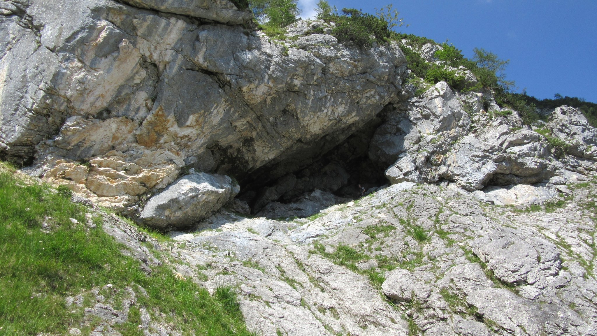 Diese Felsnische am Knittelhorn im Nationalpark Berchtesgaden ist das neue Zuhause der Bartgeier.