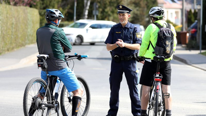 Polizisten kontrollieren Radfahrer