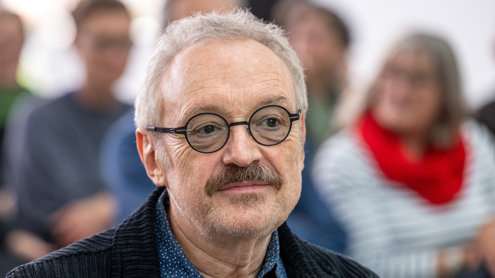 Josef Hader bei der Auszeichnung zur "Bairischen Sprachwurzel"