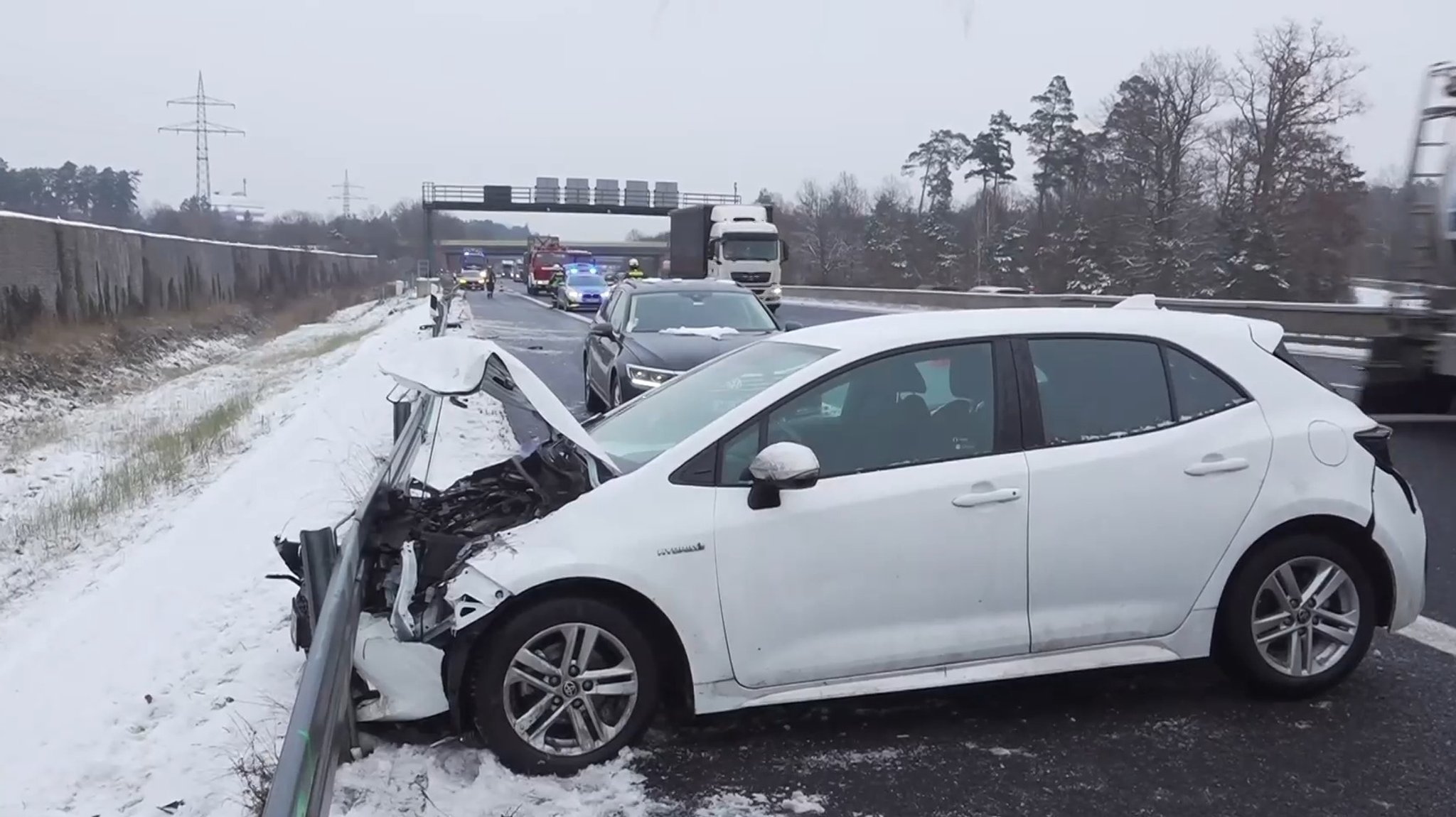 Auch auf den Autobahnen führte das Glatteis am Montag zu vielen Unfällen.