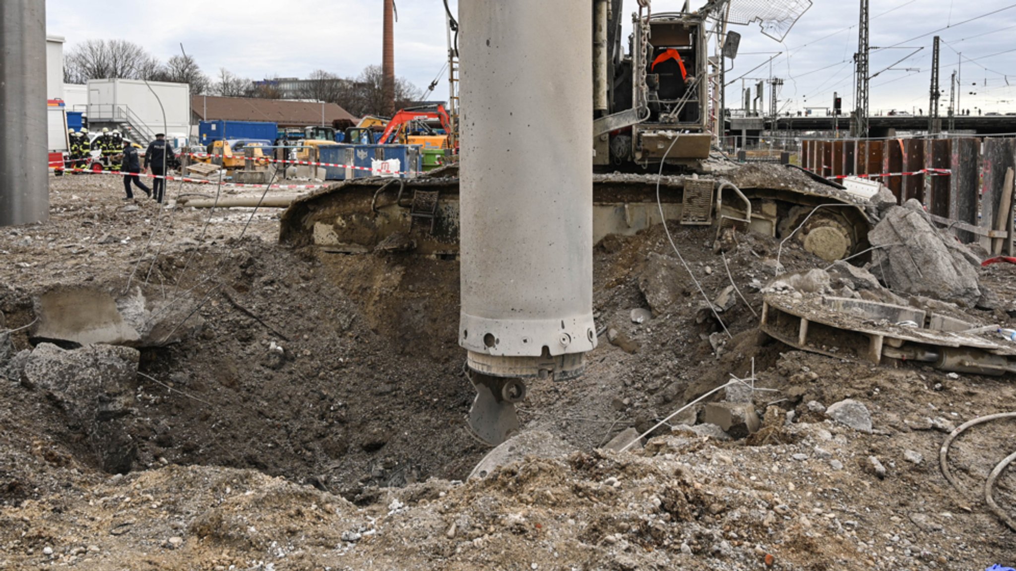 Das Bild zeigt die Baustelle an der Donnersbergerbrücke in München, an der am 1.12.2021 eine Fliegerbombe explodierte. 