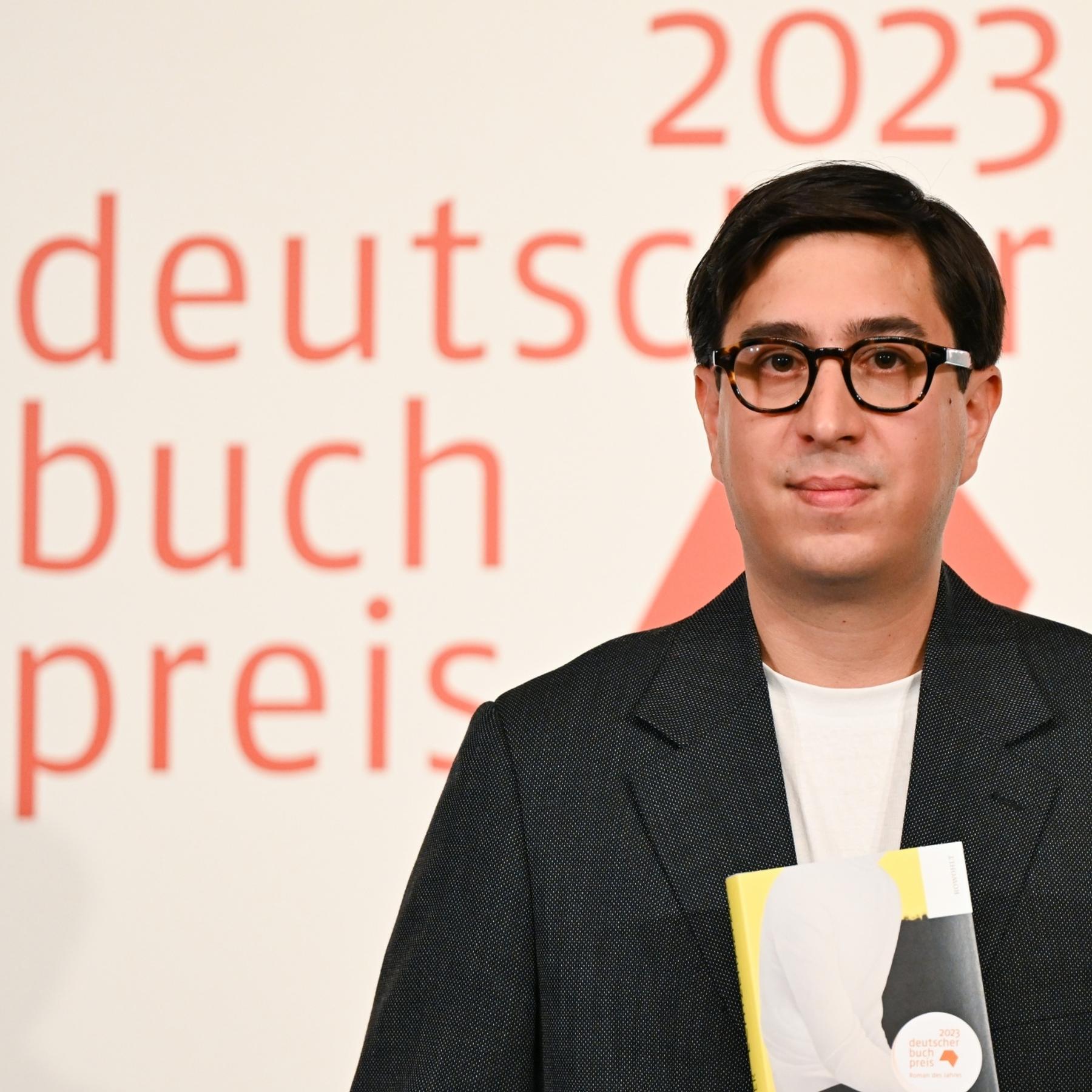 Überraschung! Deutscher Buchpreis 2023 für Tonio Schachinger und „Echtzeitalter“