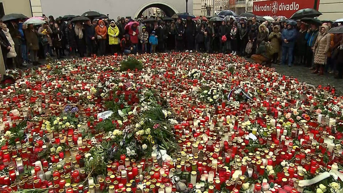 Menschen gedenken mit Blumen und Kerzen der Opfer des Amoklaufs
