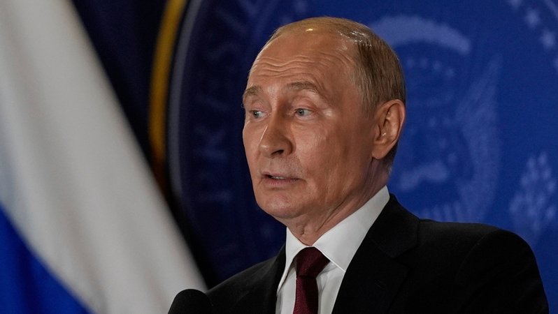 Der russische Präsident Wladimir Putin bei einem Treffen mit US-Präsident Donald Trump in Alaska | Bild: dpa-Bildfunk/Julia Demaree Nikhinson Der russische Präsident Wladimir Putin bei einem Treffen mit US-Präsident Donald Trump in Alaska