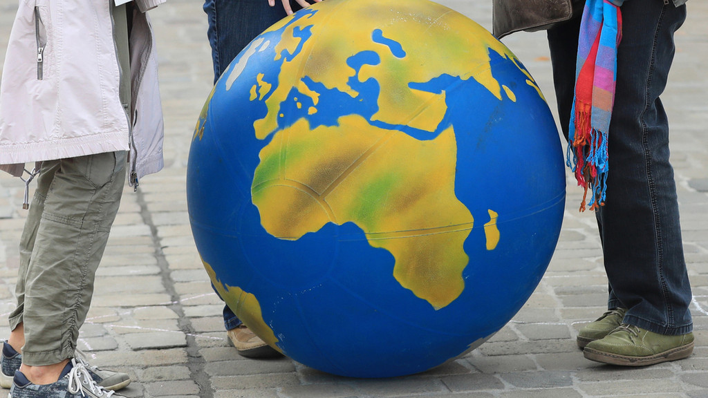 Fridays-for-Future-Aktivisten mit einem Ballon, der eine Weltkugel darstellt